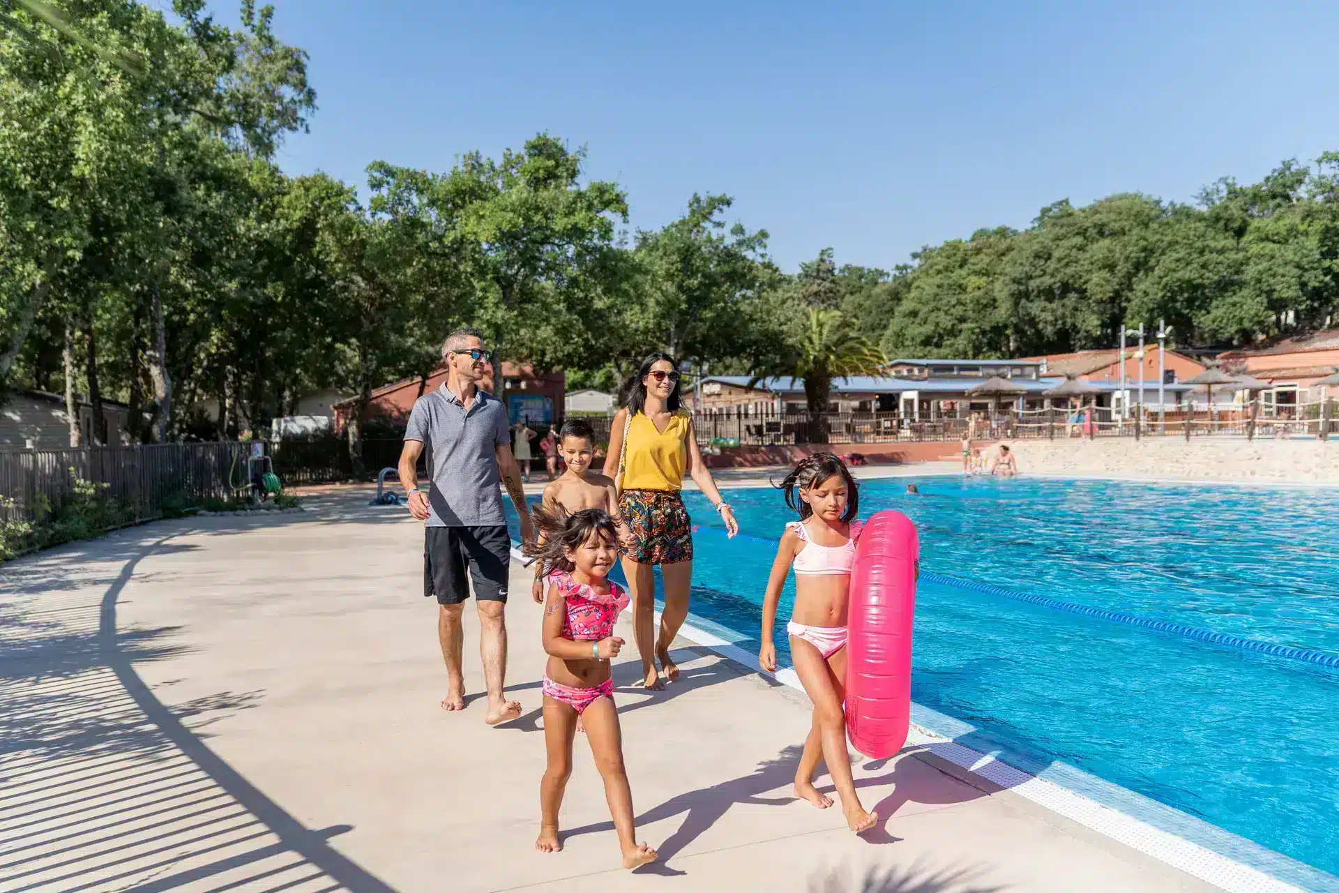 familia en la pisicina