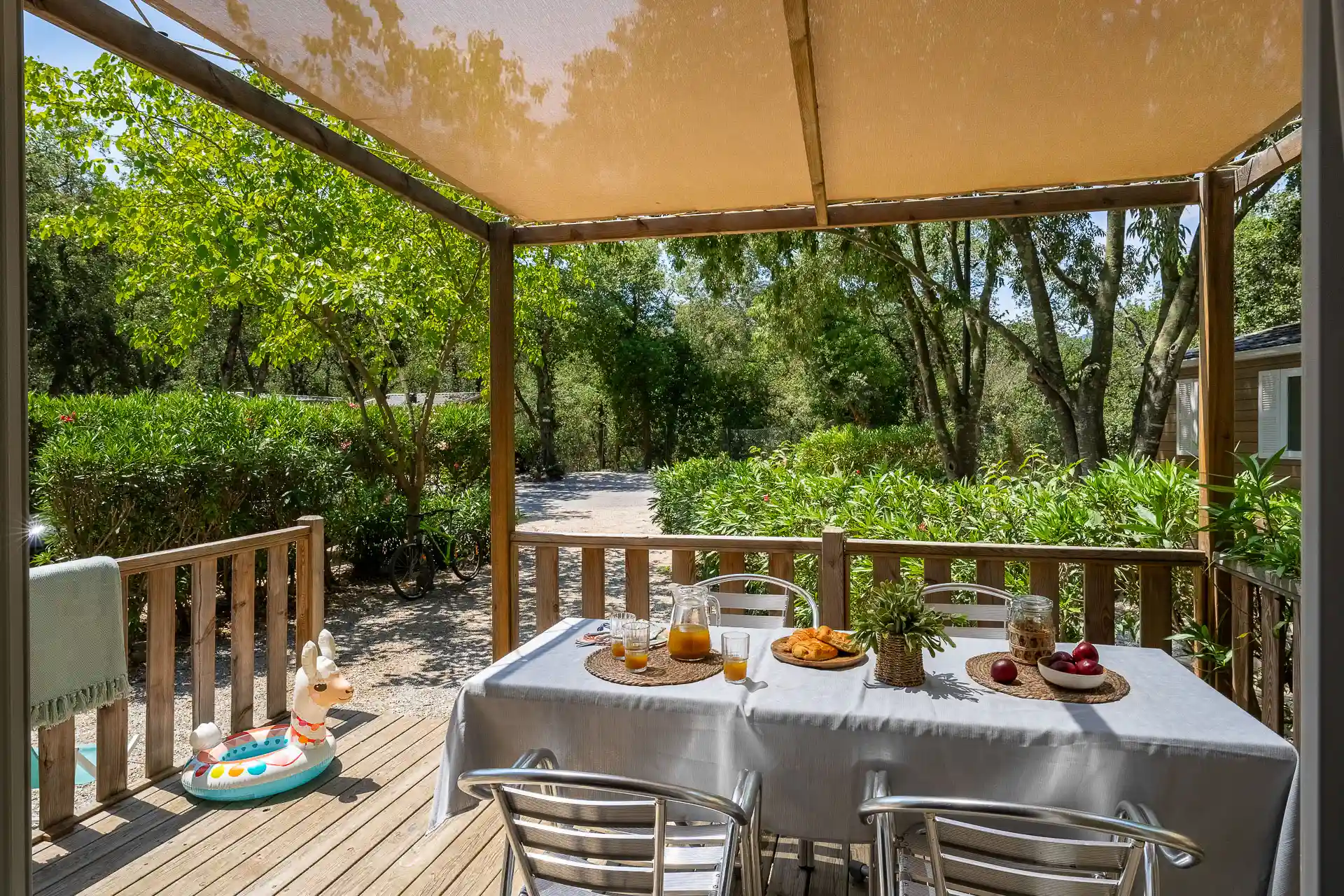 terraza de una encantadora casa móvil