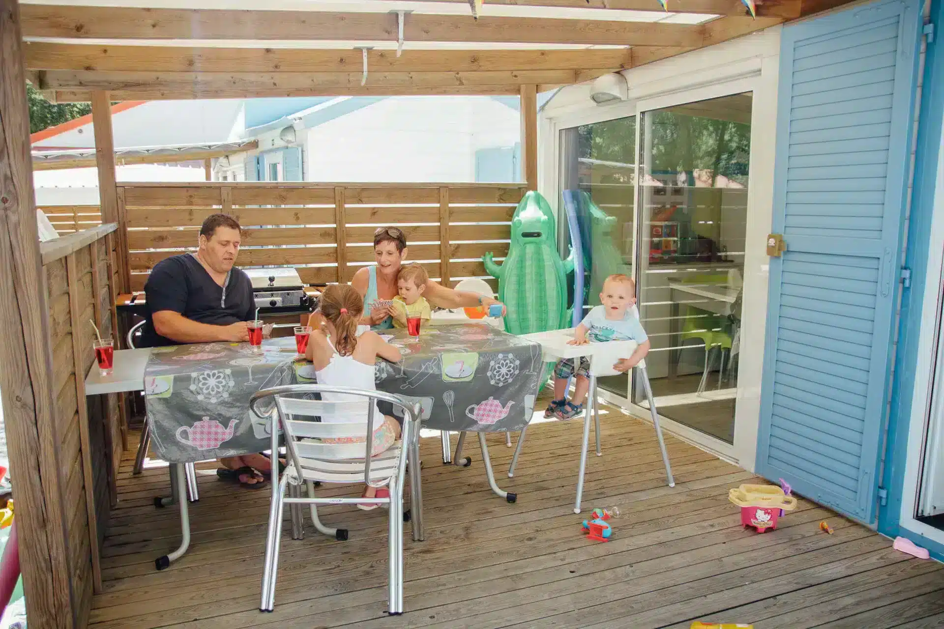 familie op het terras chalet belair