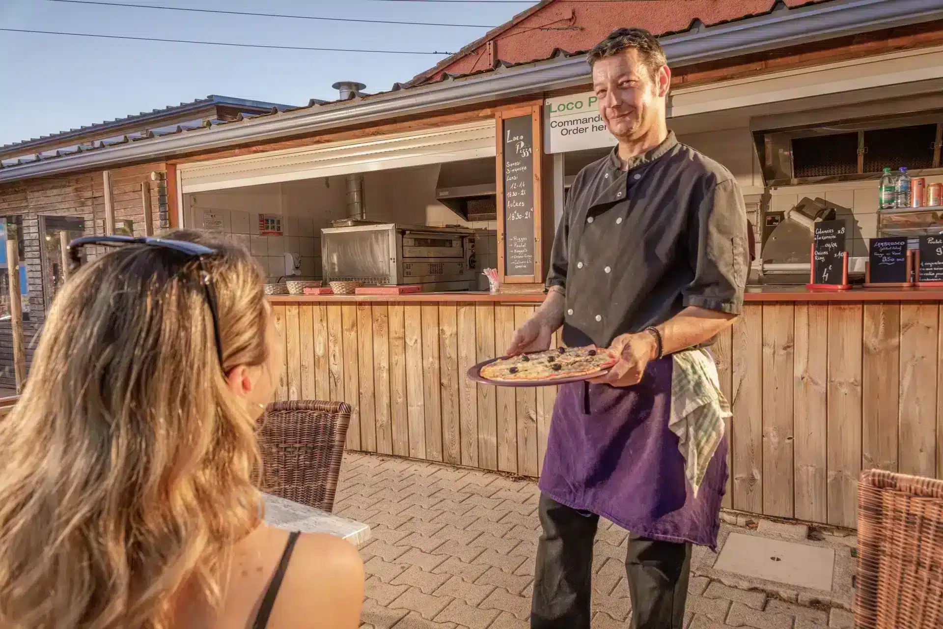 pizzeria waiter