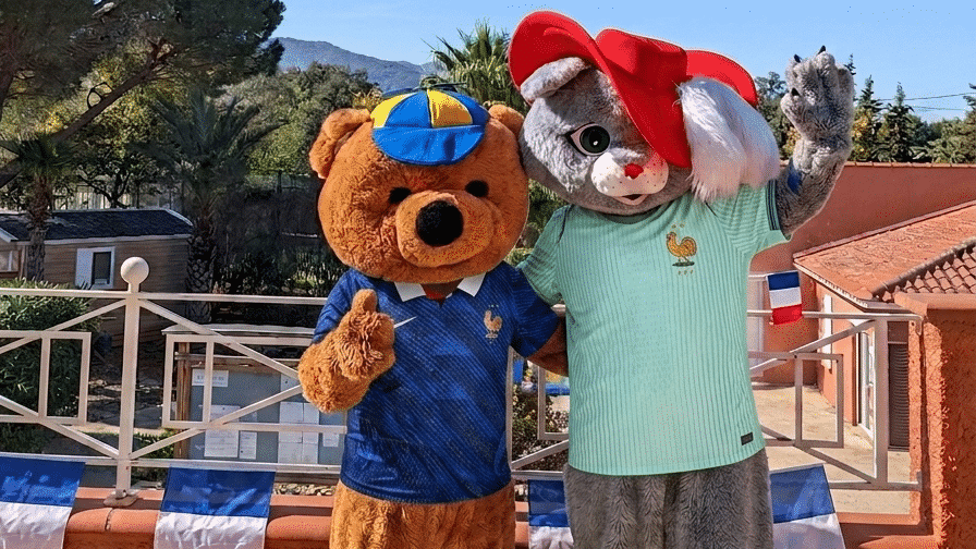 Nos mascottes Nounours et Chat Botté portent les maillots de la coupe du monde 2026